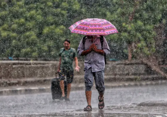 UP Weather Alert: चक्रवाती तूफान बदलेगा यूपी के मौसम का मिजाज, इन जिलों में भारी बारिश का अलर्ट